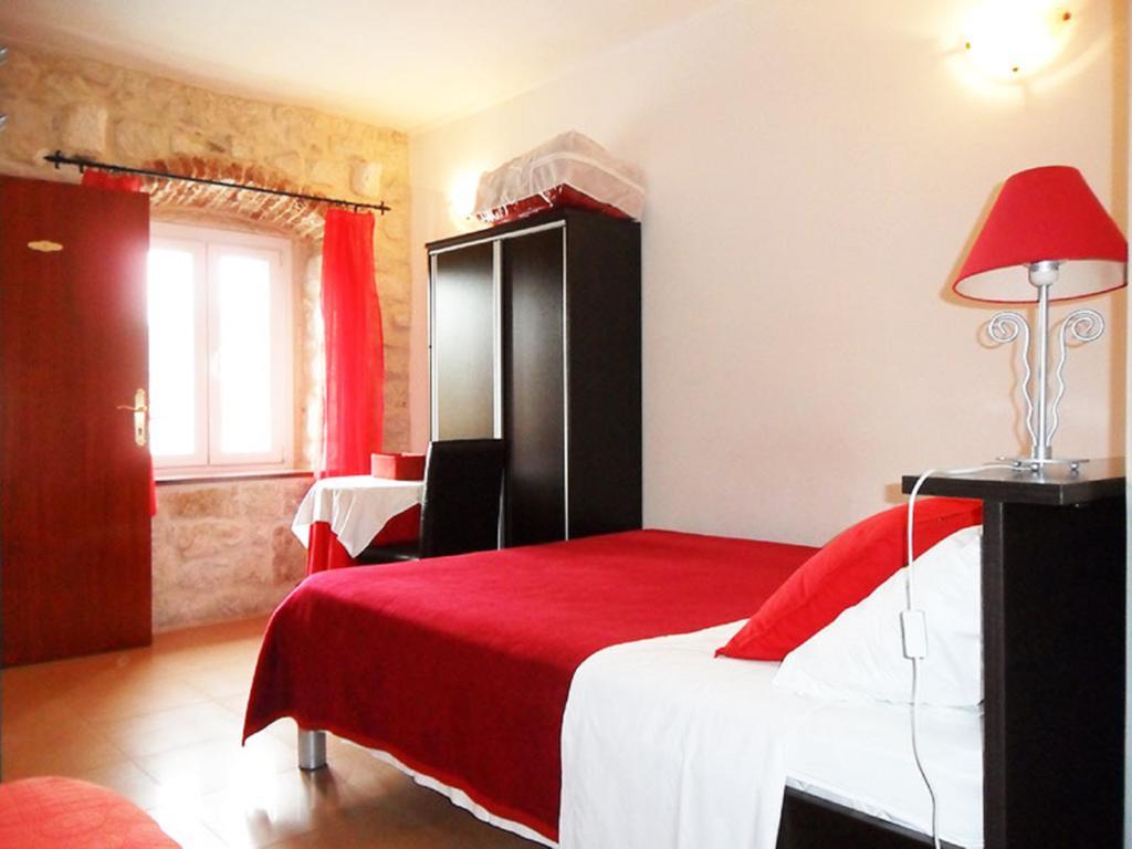 Apartments Riva Трогир Стая снимка